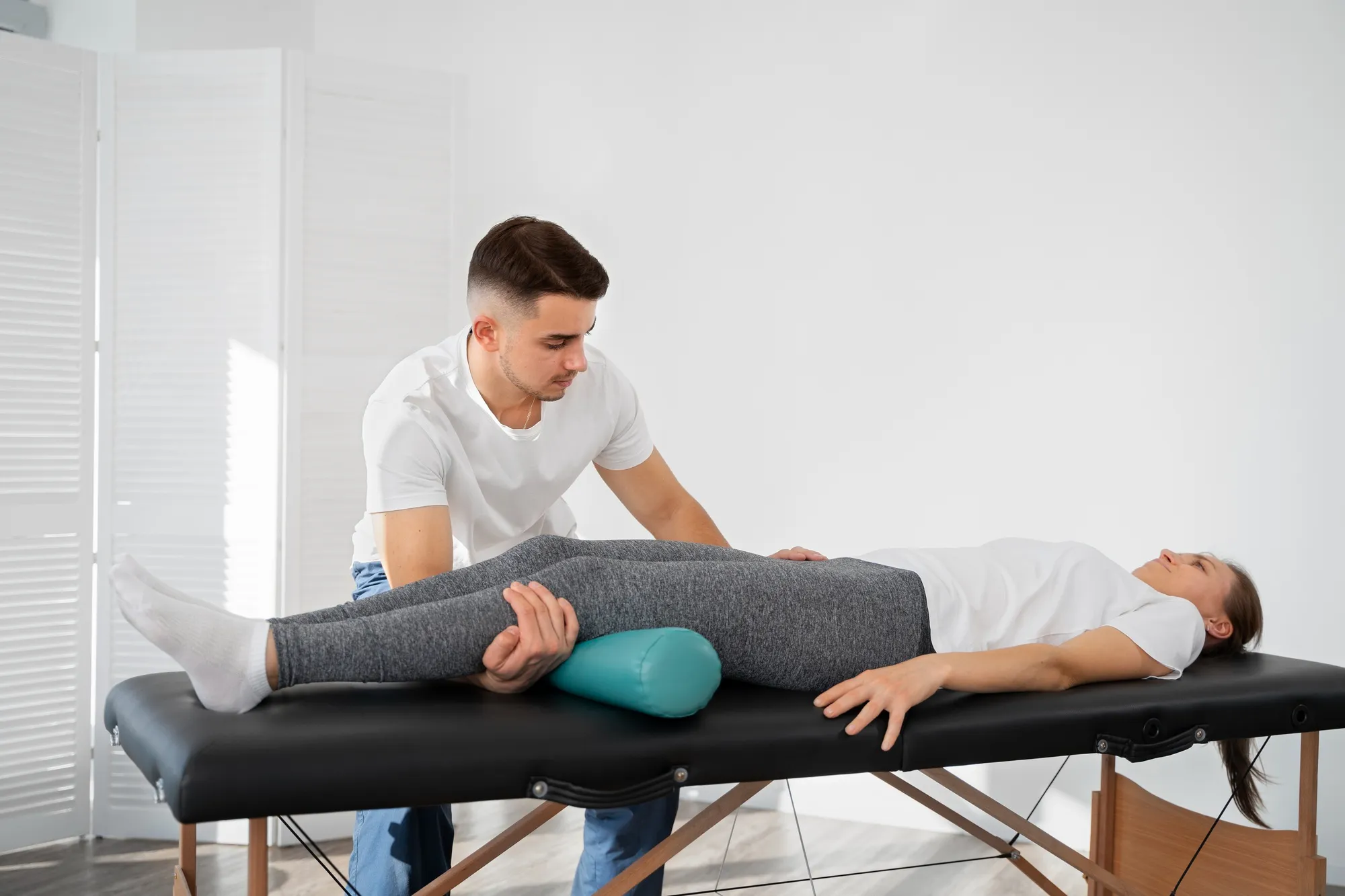 Banner presenting strategies for managing chronic pain including medication, therapy, lifestyle changes, and personalized treatment plans.