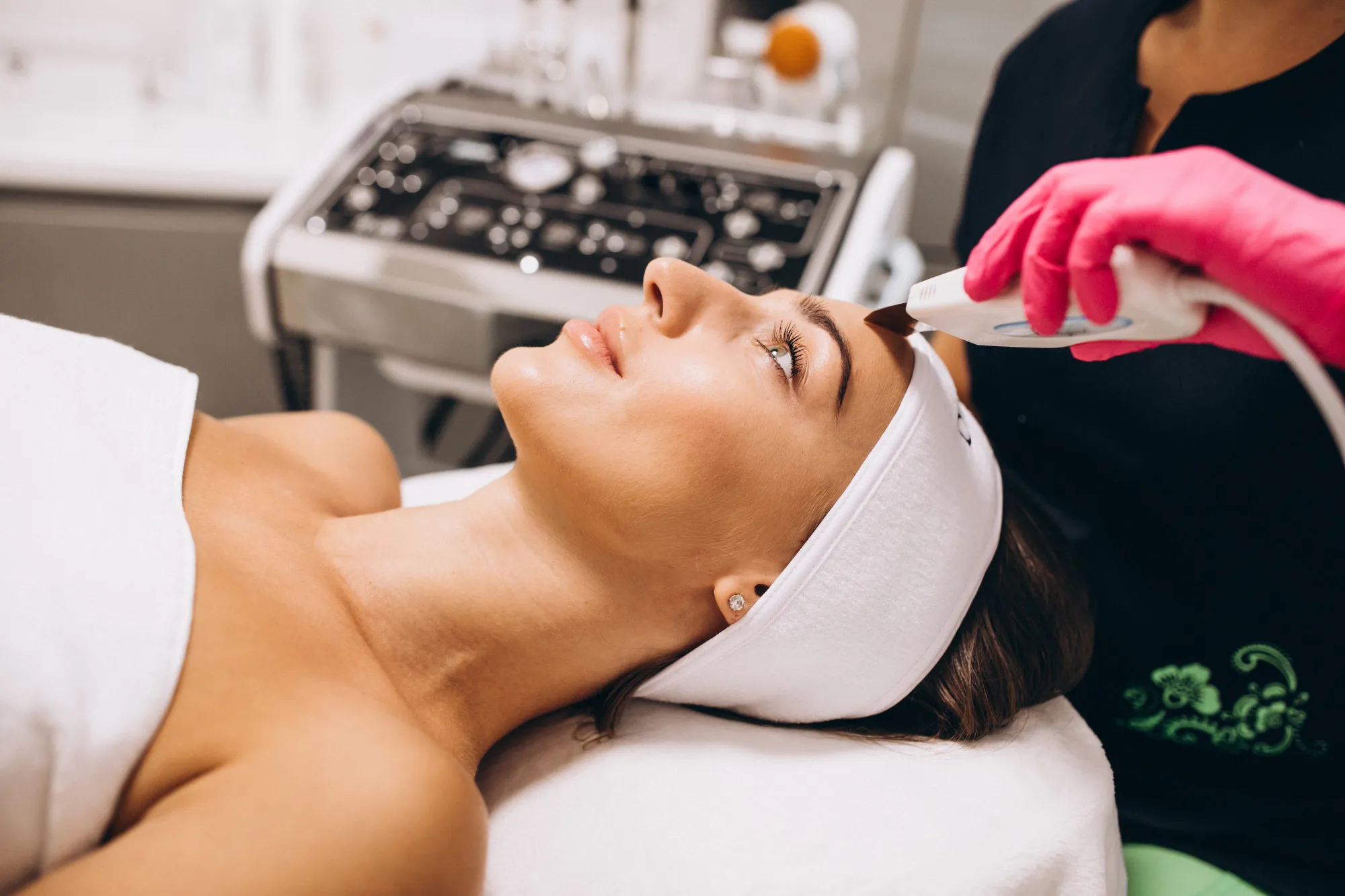 Banner showcasing dermatological treatments focused on improving skin health, addressing conditions like acne, pigmentation, dryness, and promoting overall skin rejuvenation.
