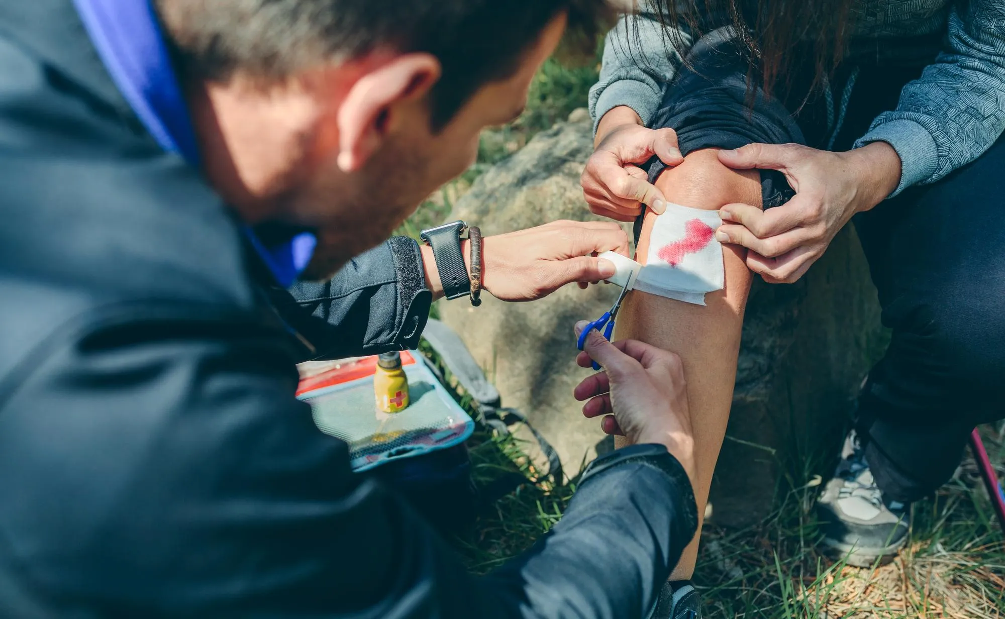 Healthcare professional providing first aid for a knee wound, illustrating advanced wound care and customized wound treatment.