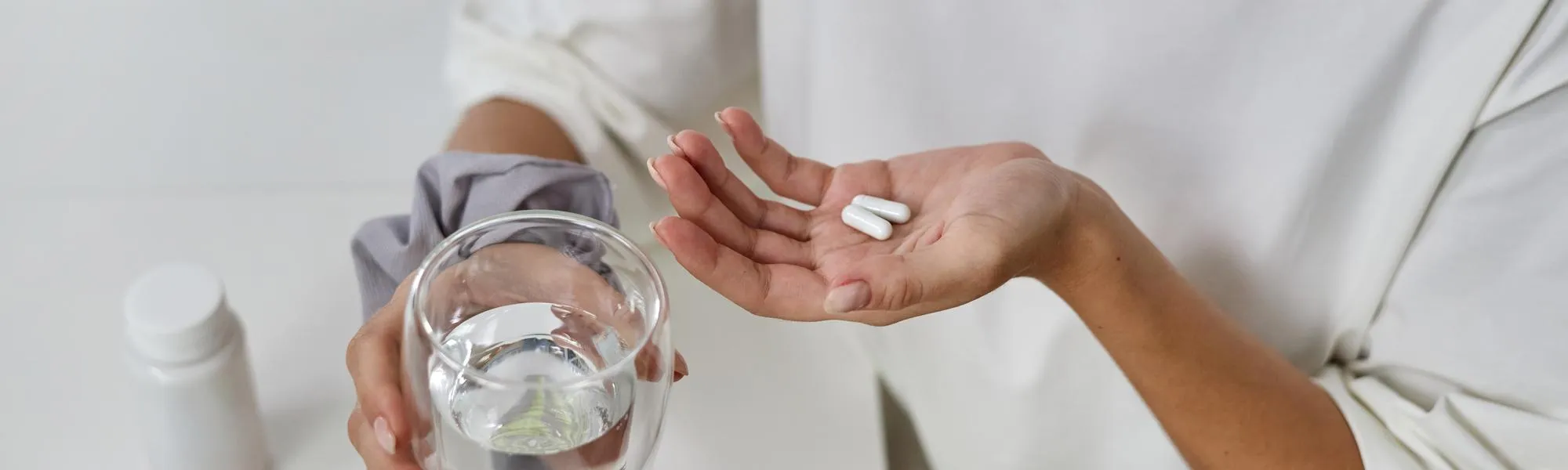 Healthcare professional discussing hormone replacement therapy with a patient during hormone replacement therapy treatment.